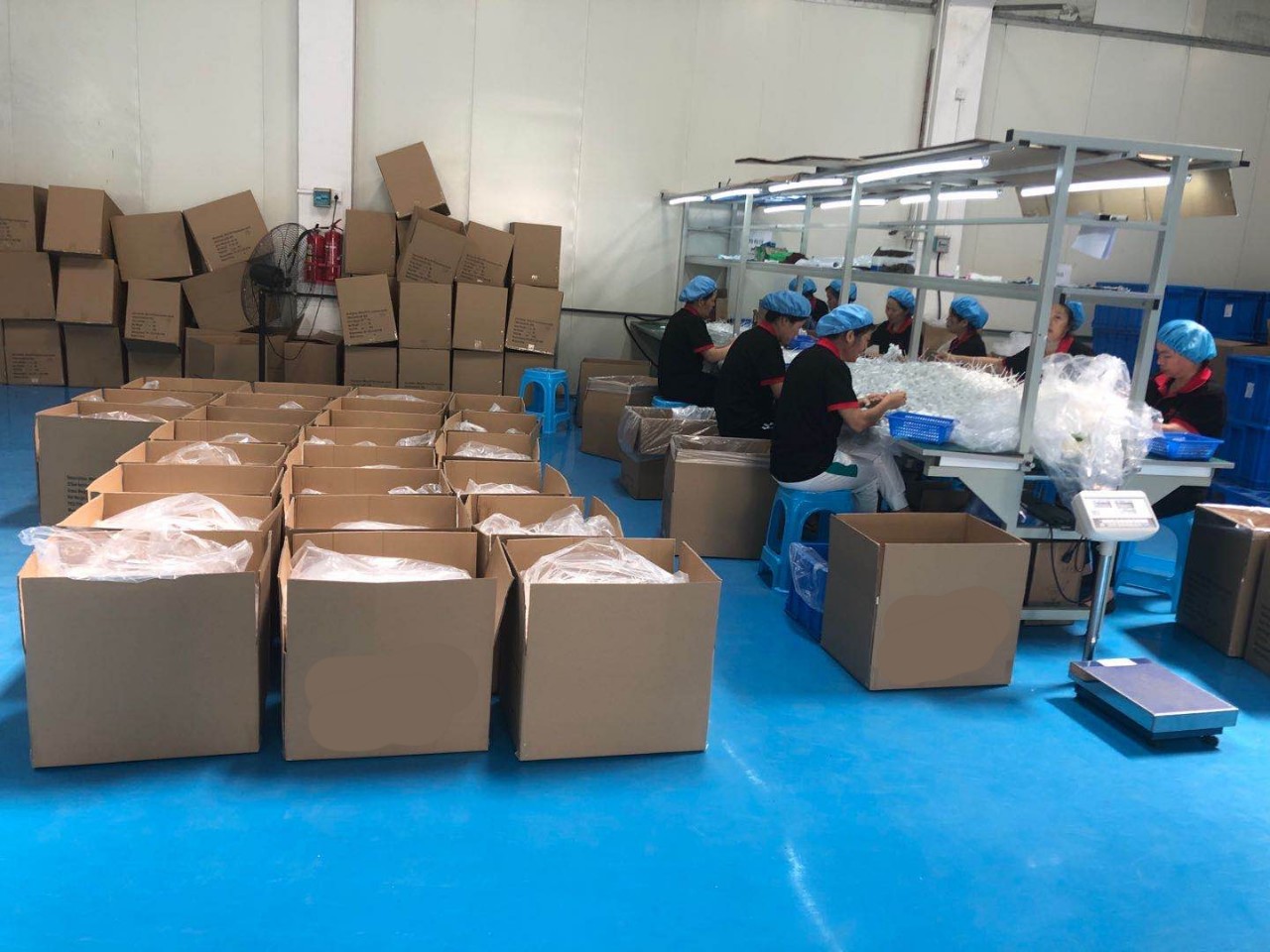 Công nhân lắp hàng - Nhựa Feliz Plastic - Công Ty TNHH Feliz Plastic Việt Nam